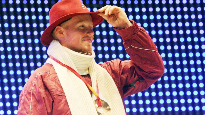 Бронзовый призёр Мартиньш Рубенис из Латвии во время церемонии награждения на зимних Олимпийских играх 2006 года в Турине, Италия, 13 февраля 2006 года. (ThomasCoex/AFP viaGettyImages) | Epoch Times Россия