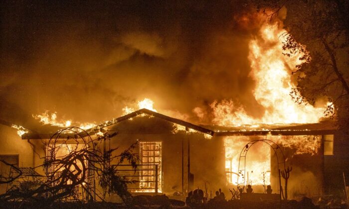 Возгорание дома на Платина-роуд во время пожара в Зогге недалеко от Оно, Калифорния, 27 сентября 2020 года. Фото: Ethan Swope/AP Photo | Epoch Times Россия