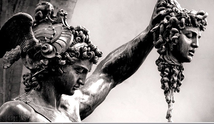На снимке: статуя Персея во Флоренции, держащего голову Медузы. Скриншот / youtube.com     | Epoch Times Россия