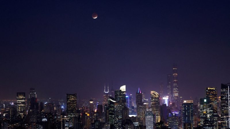 Лунное затмение над Шанхаем. Китай, 19 ноября 2021 года. Aly Song/Reuters | Epoch Times Россия