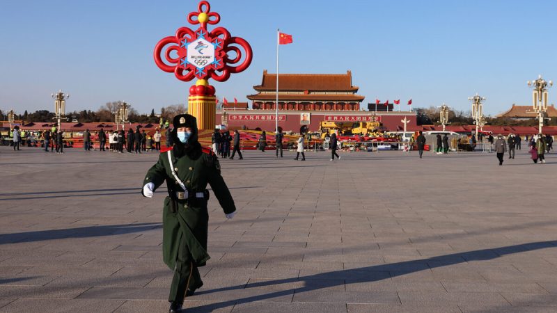 Вооружённый полицейский идёт по площади Тяньаньмэнь 15 января 2022 года в Пекине, Китай. (Lintao Zhang/Getty Images) | Epoch Times Россия