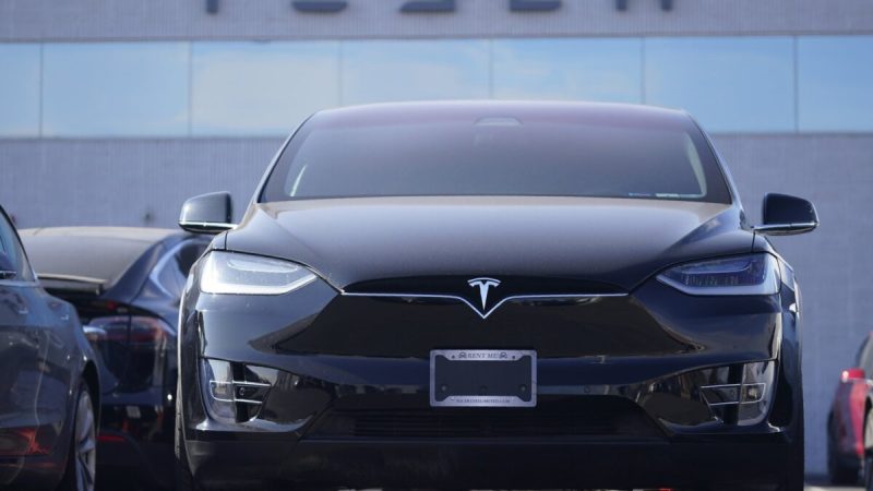 Непроданный спортивный автомобиль Model X 2021 года выпуска стоит в сервисном центре Tesla в Литтлтоне, штат Колорадо, 24 января 2021 года. (David Zalubowski/AP Photo) | Epoch Times Россия