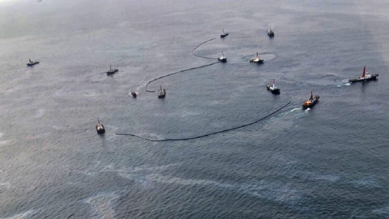 Вид с воздуха показывает работы по очистке последнего разлива нефти у побережья Районг, восточный Таиланд, 11 февраля 2022 года. (Королевский военно-морской флот Таиланда через AP) | Epoch Times Россия