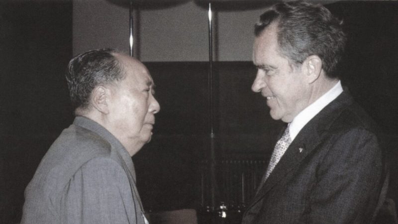 Лидер китайских коммунистов, председатель Мао Цзэдун (слева) и президент США Ричард Никсон, Пекин 21 февраля 1972 года. (AFP via Getty Images)  | Epoch Times Россия