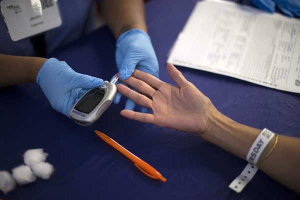 Человек проходит тест на диабет в бесплатной медицинской клинике Care Harbor LA в Лос-Анджелесе, Калифорния, 11 сентября 2014 года. Mario Anzuoni/Reuters