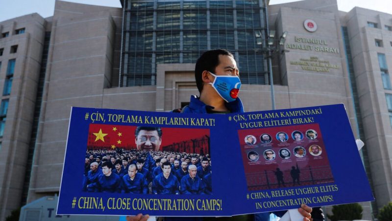 Этнические уйгуры на акции протеста против политики Китая перед зданием суда Чаглаян в Стамбуле, Турция, 4 января 2022 года. (Dilara Senkaya/Reuters)  | Epoch Times Россия