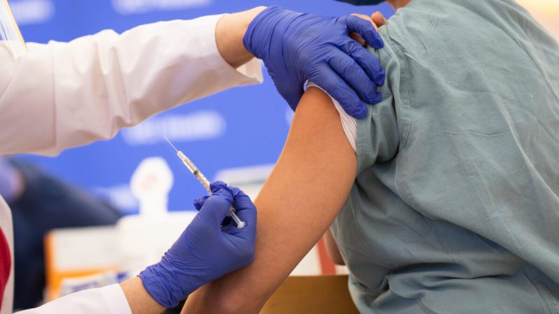 Медицинскому персоналу делают прививку от COVID-19 в Оранже, США, 16 декабря 2020 г. John Fredricks/The Epoch Times  | Epoch Times Россия