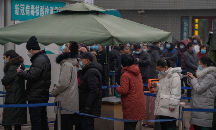 Очередь на сдачу теста на COVID-19 в больнице Пекина, 23 января 2022 года. Фото: Andy Wong/AP Photo | Epoch Times Россия