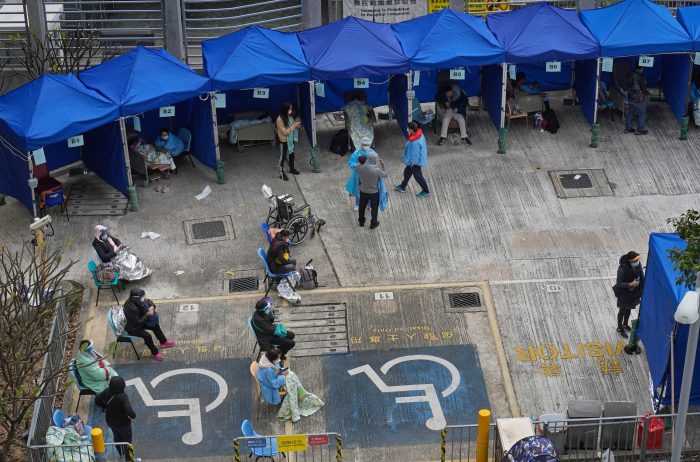 Больницы Гонконга переполнены из-за всплеска заболеваемости COVID-19