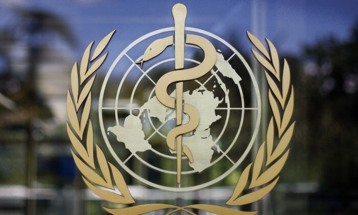 Логотип Всемирной организации здравоохранения в штаб-квартире ВОЗ в Женеве, 11 июня 2009 г. Фото: Anja Niedringhaus/AP Photo | Epoch Times Россия