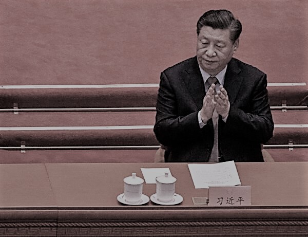 Си Цзиньпин аплодирует во время открытия сессии Народной политической консультативной конференции Китая в Большом зале народных собраний в Пекине 4 марта 2021 года. (Kevin Frayer/Getty Images)