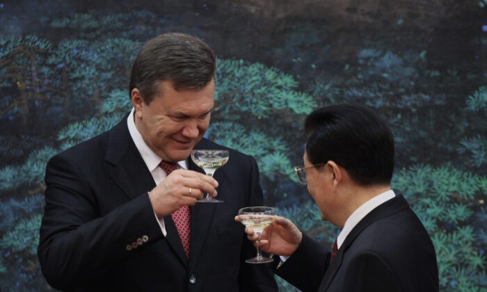 Президент Украины Виктор Янукович (слева) произносит тост с китайским лидером Ху Цзиньтао (справа) во время церемонии подписания в Пекине 2 сентября 2010 г. Фото: Feng Li/Pool/Getty Images | Epoch Times Россия