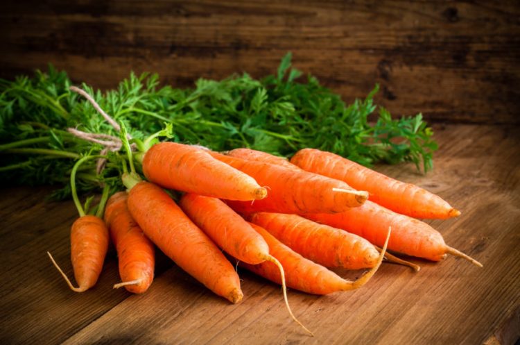 Морковь содержит β-каротин, который помогает защитить когнитивную функцию мозга и улучшает память.Kondratova via Dreamstime