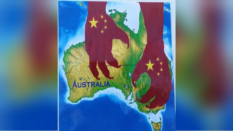 Плакат в Мельбурне, Австралия, призывает положить конец милитаризации коммунистической партией Китая Южно-Китайского моря 30 сентября 2018 года. Фото: Leigh Smith/Facebook
 | Epoch Times Россия