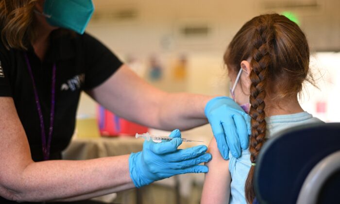 Медсестра вводит дозу вакцины против COVID-19 в Лос-Анджелесе, 19 января 2022 года. (Робин Бек/AFP через Getty Images) | Epoch Times Россия