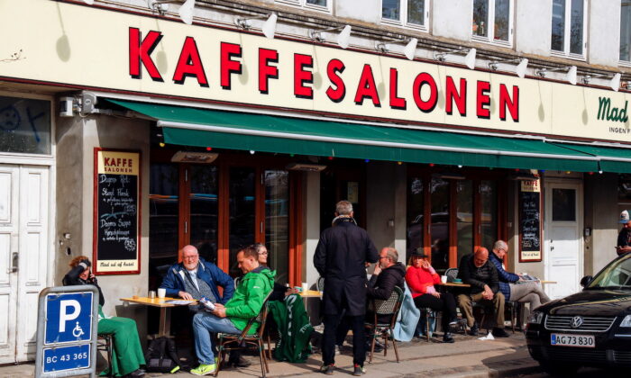 Люди сидят в Kaffesalonen при послаблении ограничений, в центре Копенгагена, Дания, на фотографии из архива. (Tim Barsoe/Reuters) | Epoch Times Россия