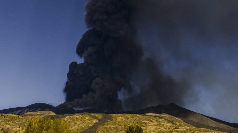 Вулканический пепел поднимается из юго-восточного кратера вулкана Этна на Сицилии, Италия, 21 февраля 2022 г. Фото: Salvatore Cavalli/AP Photo
 | Epoch Times Россия