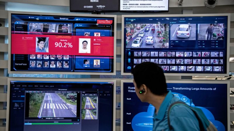 Дисплей для распознавания лиц на мониторах в кампусе Huawei Bantian в Шэньчжэне, Китай, 26 апреля 2019 года. (Kevin Frayer/Getty Images)  | Epoch Times Россия