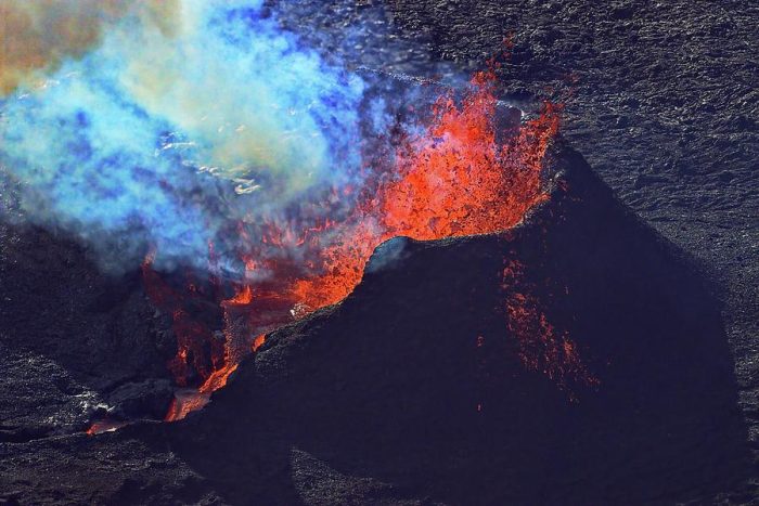 Американский фотограф-эмигрант запечатлел эпическую сцену северного сияния над извергающимся вулканом Исландии