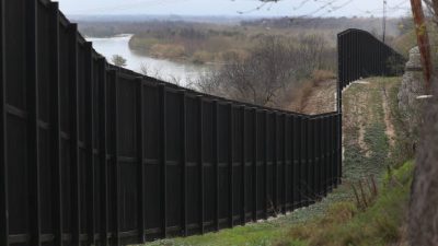 Польская стена на границе в Россией