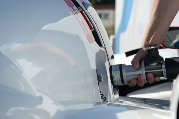 Заправка автомобиля водородом. Фото: JEAN-FRANCOIS MONIER/AFP via Getty Images)