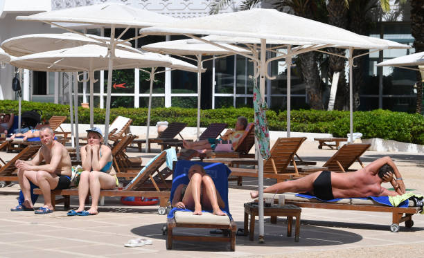 Российские туристы загорают в отеле Муради на тунисском средиземноморском курорте. Фото: FETHI BELAID/AFP via Getty Images | Epoch Times Россия