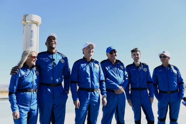 Экипаж Blue Origin NS-19 даёт интервью прессе после успешного полёта 11 декабря 2021 года в Западном Техасе. Фото:  PATRICK T. FALLON/AFP via Getty Images | Epoch Times Россия