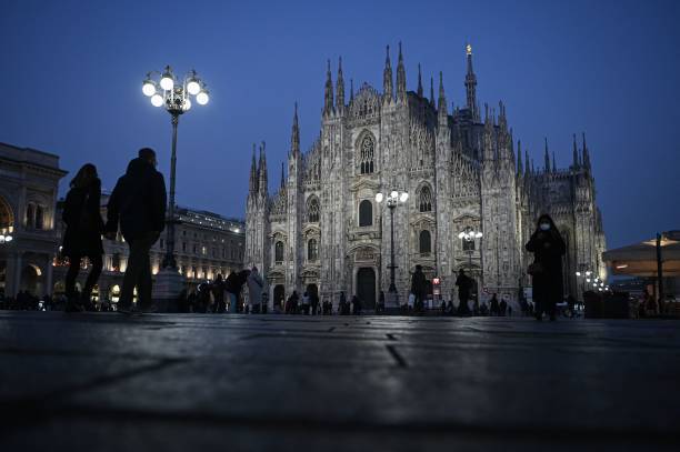 Площадь Пьяцца Дуомо после захода солнца в Милане Фото: PIERO CRUCIATTI/AFP via Getty Images | Epoch Times Россия