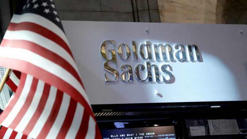 Вывеска Goldman Sachs в зале Нью-Йоркской фондовой биржи в Нью-Йорке 16 июля 2013 года. (Brendan McDermid/Reuters)
 | Epoch Times Россия