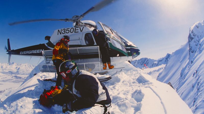  Сноубордиста Эсбена Педерсена высадили с вертолёта на вершину в горах Чугач 22 апреля 2002 года. Вальдес — центр хели-ски на Аляске. (OutdoorWorks/Shutterstock) | Epoch Times Россия