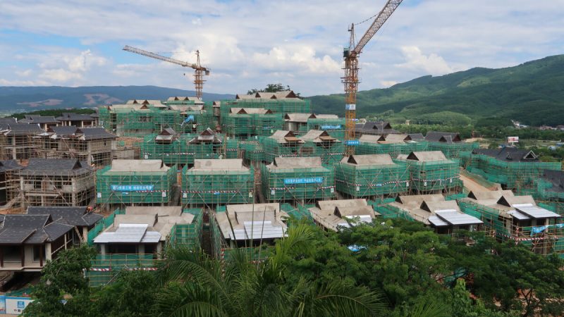 Жилищный комплекс VivaVilla компании-застройщика PingAn RealEstate в префектуре Сишуанбаньна Дай, провинция Юньнань. Китай, 20 июня 2019 года. (LushaZhang/Reuters)  | Epoch Times Россия