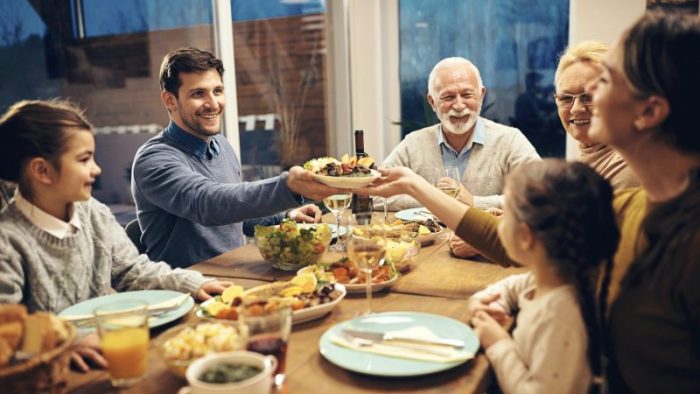 Совместные трапезы имеют высокую ценность и дают понять, что семья важна. (Фото: Drazen Zigic/Shutterstock) | Epoch Times Россия
