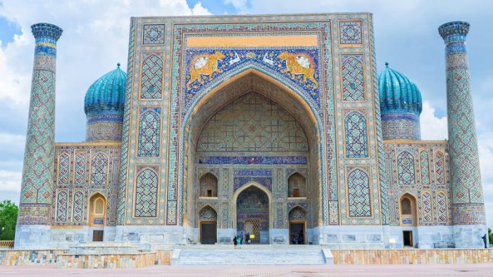 Самарканд, Узбекистан: тигровая мозаика на фасаде медресе Шер-Дор стала символом страны. (Фото: iStock) | Epoch Times Россия
