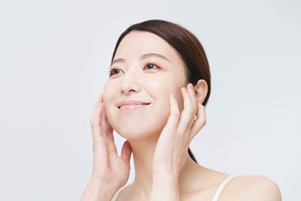 Китайский специалист-травник даёт пять советов, как быстро избавиться от отёков на лице (изображение: Shutterstock) | Epoch Times Россия