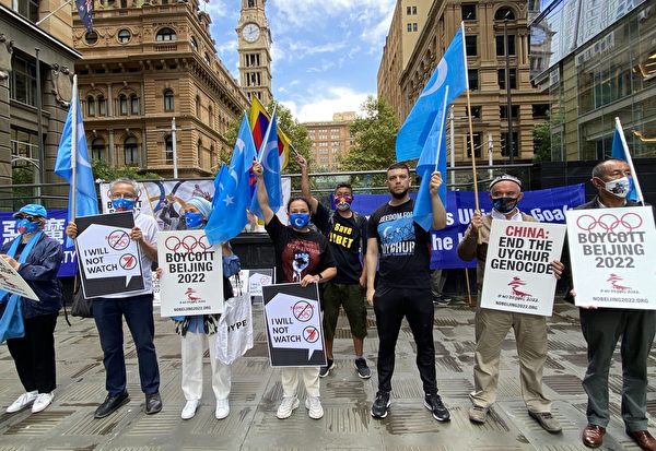 Австралийские правозащитные группы собрались на Мартин Плейс в Сиднее 4 февраля 2022 года, чтобы осудить тиранию компартии и призвать к бойкоту зимних Олимпийских игр в Пекине. На фотографии изображены уйгурские правозащитники, участвующие в митинге. (Li Rui/The Epoch Times)