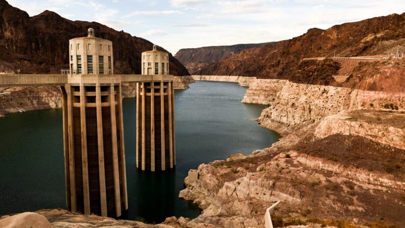 Водозаборные башни для выработки электроэнергии и обеспечения гидроэлектроэнергии стоят во время низкого уровня воды из-за засухи на Западе на плотине Гувера на реке Колорадо на границе штатов Невада и Аризона 19 июля 2021 года. (Patrick Fallon/AFP via Getty Images)  | Epoch Times Россия