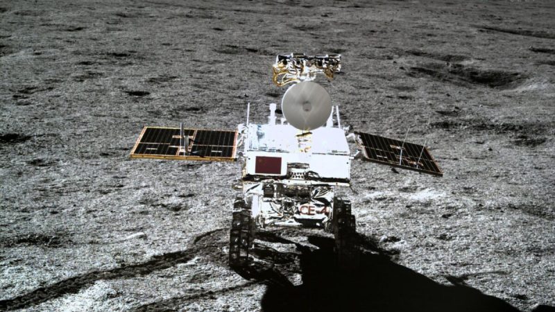 Луноход Yutu-2 виден на фоне лунного зонда «Чанъэ-4» на обратной стороне Луны на фотографии, опубликованной Китайским национальным космическим управлением (CNSA) через CNS 11 января 2019 года. (Китайское национальное космическое управление/AFP viaGettyImages)  | Epoch Times Россия