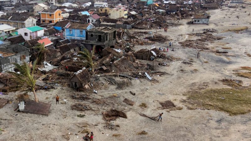 Вид с воздуха показывает повреждённые дома и обломки на пляже после циклона «Батсирай» в Мананджари, Мадагаскар, 8 февраля 2022 года. Снимок сделан с беспилотника. (Alkis Konstantinidis TPX Images of the Day)
 | Epoch Times Россия