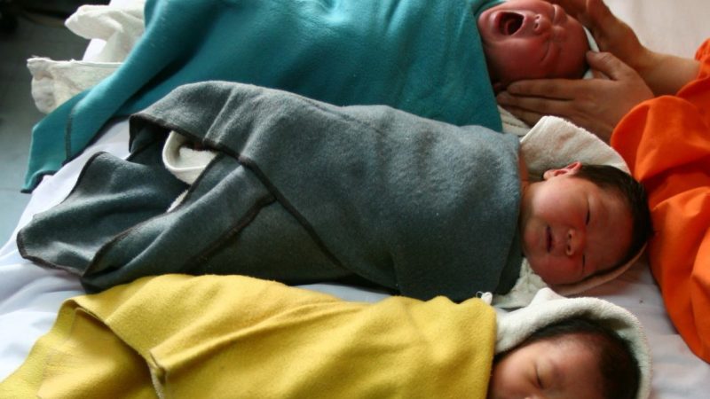 Медсестра успокаивает ребёнка в детской больнице города Синин провинции Цинхай. Больницы в провинции Хэнань размещают объявления о продаже нежелательных детей, согласно сообщению Китайского национального радио. (Getty Images)
 | Epoch Times Россия