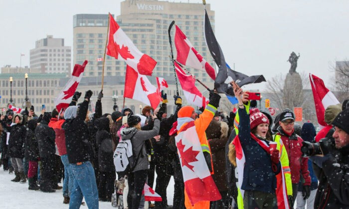 Тысячи протестующих собрались на Парламентском холме Оттавы и спели «О, Канада!» 12 февраля 2022 года. Фото: Richard Moore/The Epoch Times | Epoch Times Россия