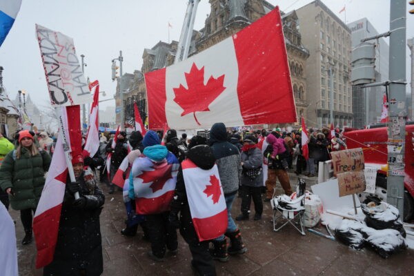 Приток приезжих пополнил ряды протестующих в столице Канады Оттаве 12 февраля 2022 года. Фото: Richard Moore/The Epoch Times