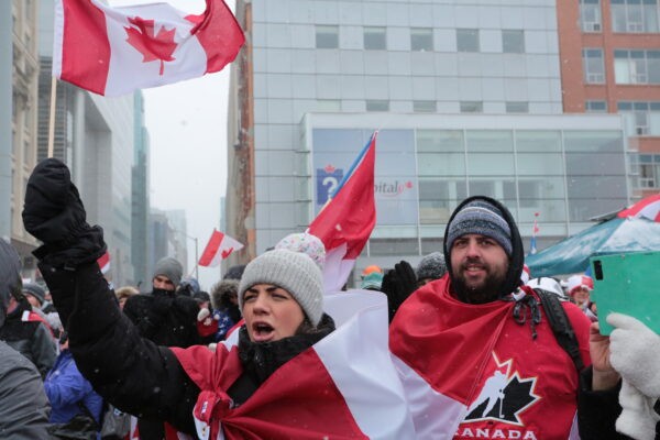 Протестующие наслаждаются музыкой 12 февраля 2022 года в Оттаве, Канада. Фото: Richard Moore/The Epoch Times