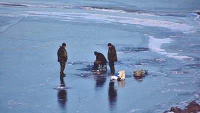 В Хабаровском крае рыбаки с автомобилями застряли на отколовшейся льдине
