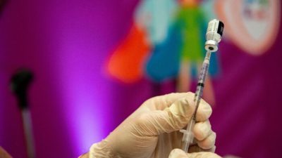 Защита от бустерных вакцин против COVID-19 со временем ослабевает