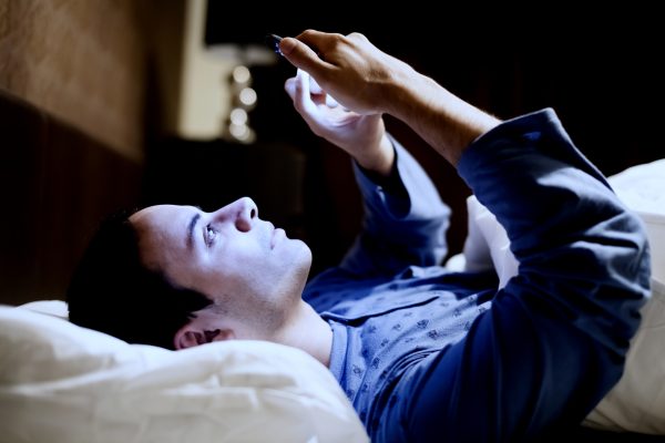 «Сидеть» в телефоне перед сном очень плохая привычка. (Изображение: MinervaStudio via Dreamstime)