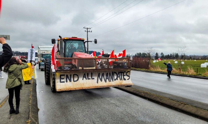 Демонстранты протестуют против мандатов COVID-19 возле пограничного перехода Pacific Highway в Суррее, Британская Колумбия, 19 февраля 2022 года. Фото: Jeff Sandes/The Epoch Times | Epoch Times Россия