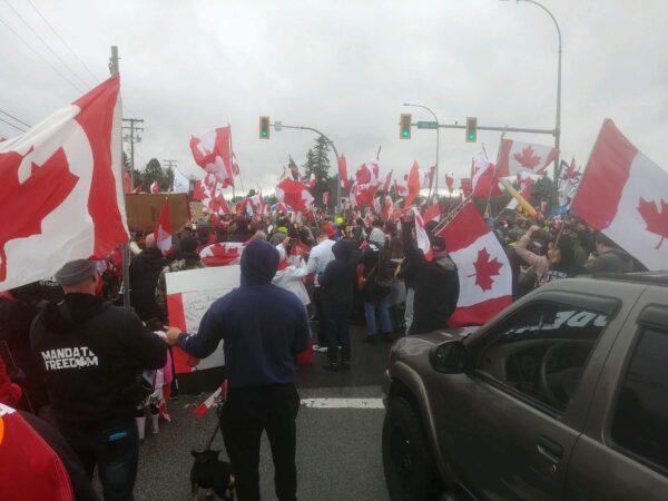 Демонстранты протестуют против мандатов COVID-19 на пограничном переходе Pacific Highway Канада — США в Суррее, Британская Колумбия, 19 февраля 2022 года. Фото: Jeff Sandes/The Epoch Times