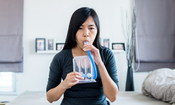 Восстановление дыхания после болезни может помочь быстрее выздороветь. Фото: Shutterstock | Epoch Times Россия