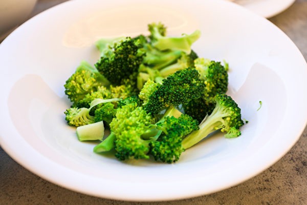 Брокколи относится к семейству крестоцветных овощей. Если её регулярно употреблять в пищу, то она хорошо помогает в борьбе с раком (изображение: Shutterstock)