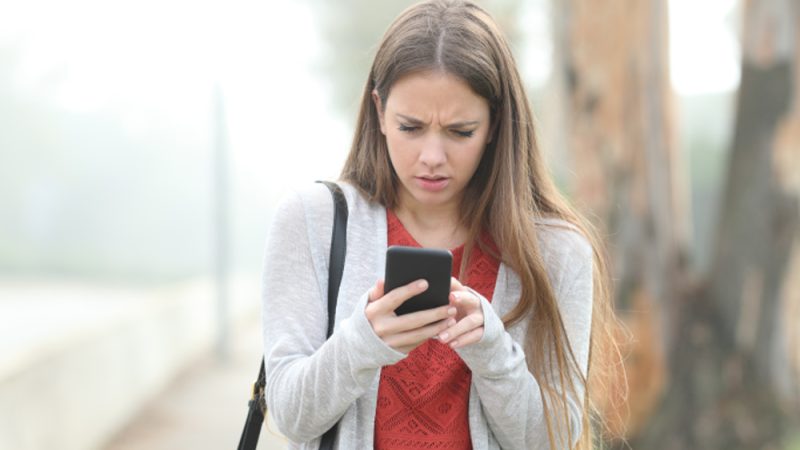 Смартфоны усиливают тревогу подростков. Ограничение экранного времени и контроль социальных сетей детей поможет родителям определить, когда у детей появляется стресс и беспокойство. (Shutterstock)  | Epoch Times Россия